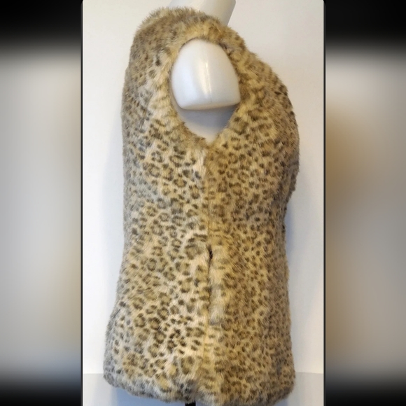 Forever 21 size small fur vest - Picture 4 of 4